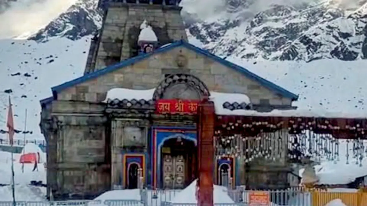 Heavy snowfall blankets Kedarnath Dham under 3-4 feet of thick snow